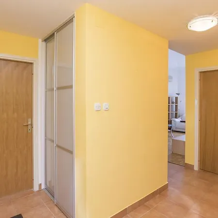 Sunny Moela Apartment *