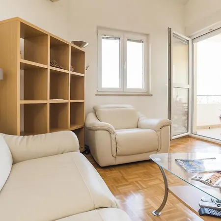 Sunny Moela Apartment