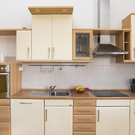 Sunny Moela Apartment